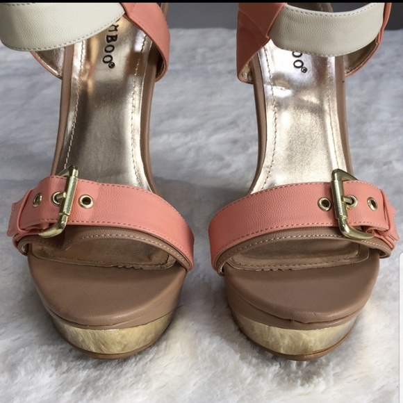 Bamboo Julianne Gold and Pink Wedge - Picture 3 of 6